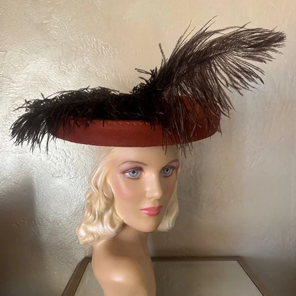 RAVISHING 1940s' CINNAMON COLOR TILT FELT HAT WITH LARGE BROWN FEATHERS + JEWEL